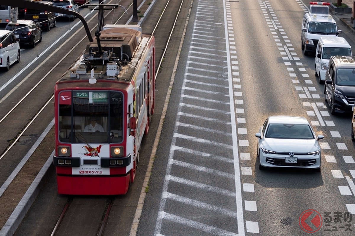 豊橋市内を走る路面電車とのツーショット。派手さを抑えた端正なデザインは、街中にも自然になじみます