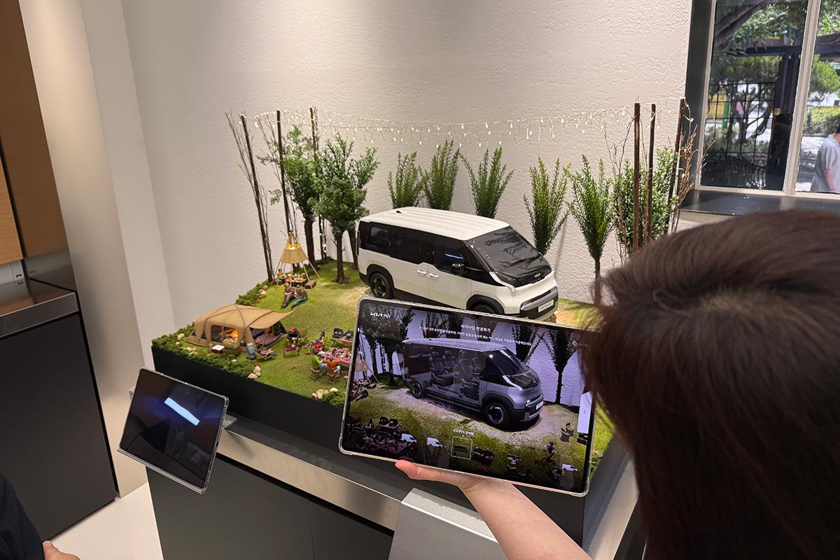 Kia Unplugged GroundではARを用いてPV5を提案
