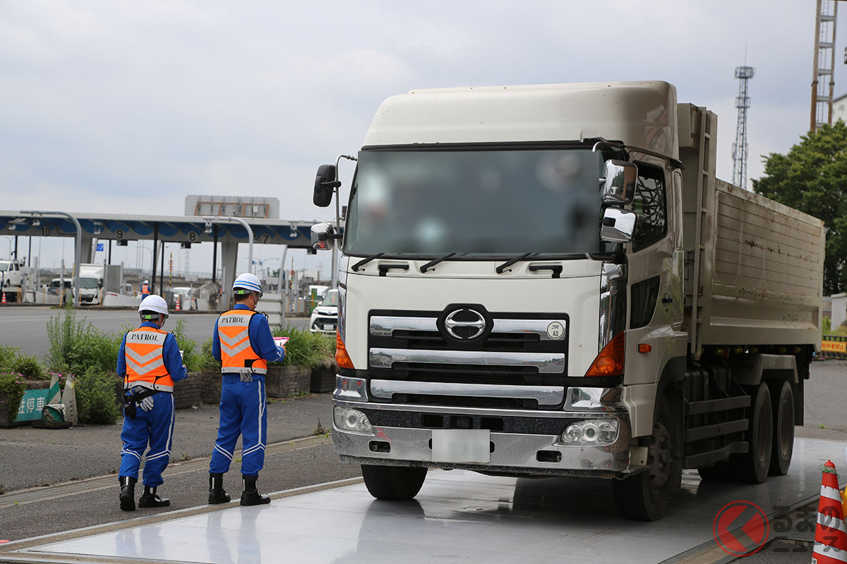 東北道浦和料金所を1トンオーバーした外国人ドライバーの車両制限令違反車両［写真：くるまのニュース編集部撮影／2026年6月30日］