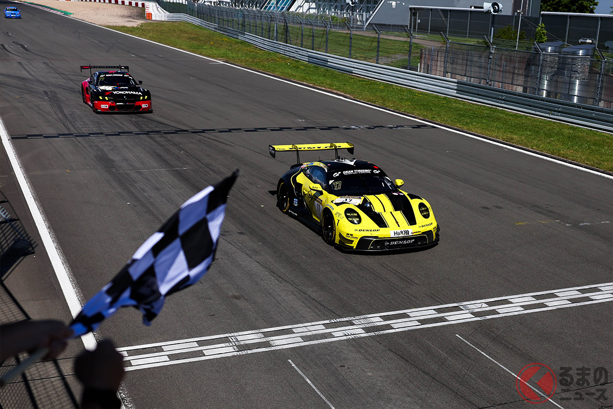 後続との激しいトップ争いを制し、トップでチェッカーを受けるダンロップカラーのポルシェ・911 GT3 R。2位との差はわずか0.319秒という大接戦だった