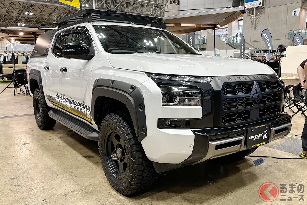 4x4エンジニアリングのブースに展示された三菱「トライトン」。サイドオーニングを展開し、左右で別のホイールを装着するという展示を実施
