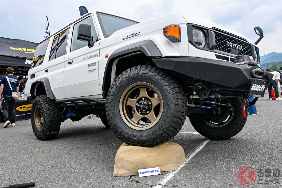 ホイールを目立たせる展示を行った4x4エンジニアリングの出展ブース