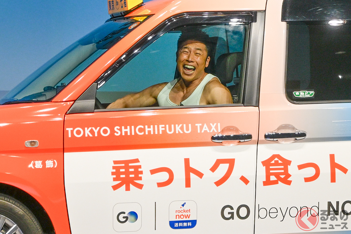 特製タクシーに乗って登場したなかやまきんに君