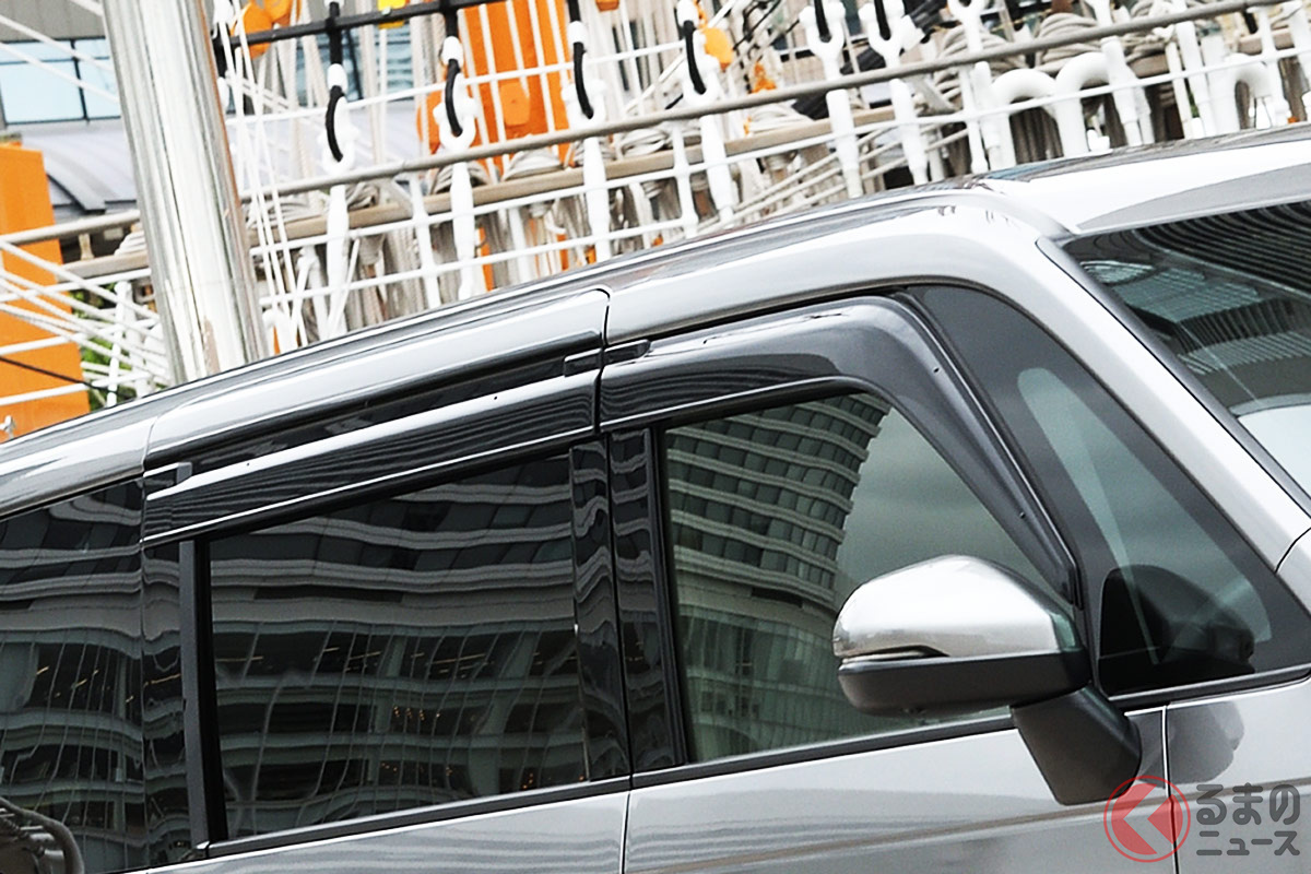 「ドアバイザー」は新車購入時の定番オプションだったが一時期減少傾向にあった…現在では装着率に変化はあるのでしょうか?(画像はステップワゴンのドアバイザー)