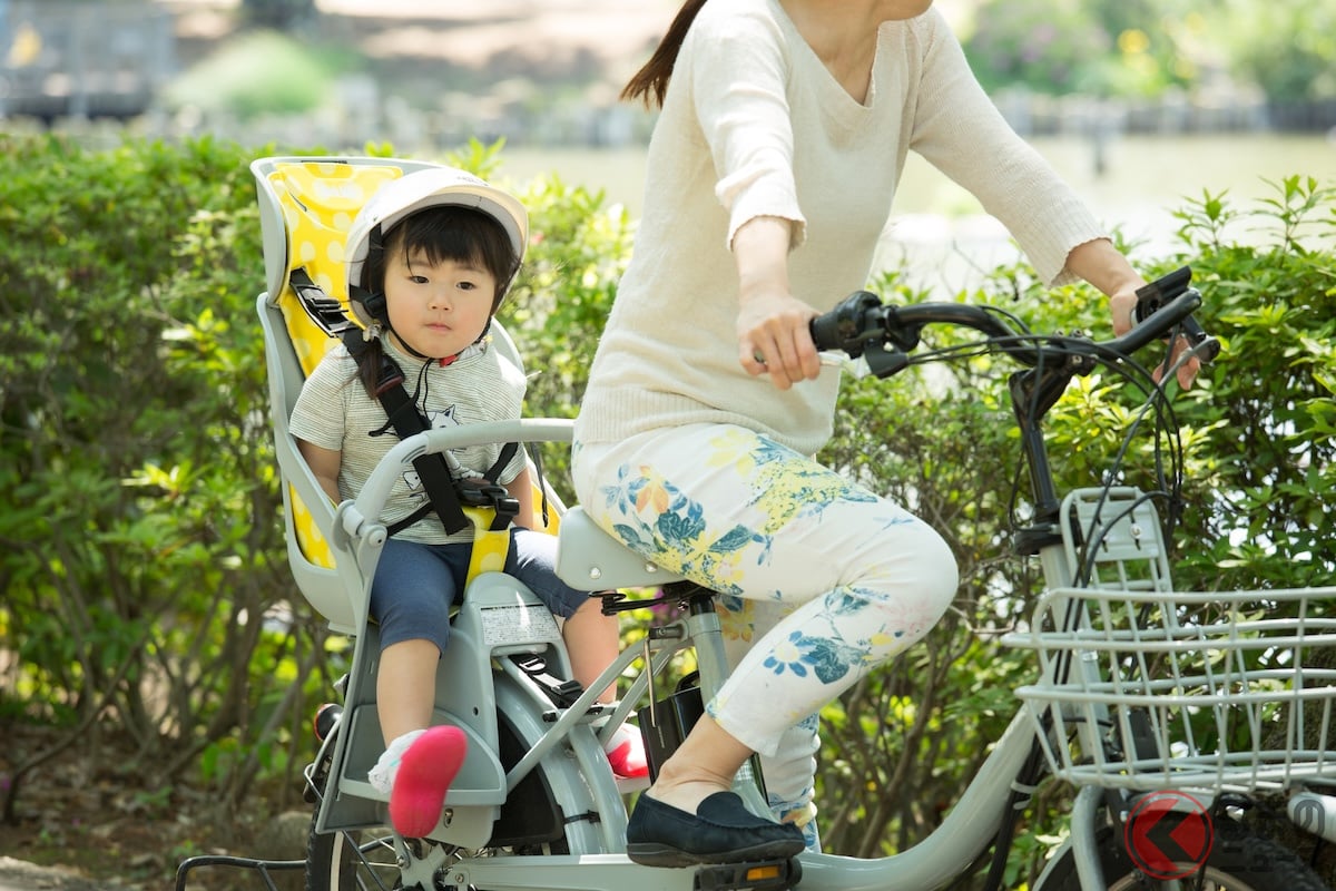 自転車に同乗可能な子どもの基準について見直しが検討されている(画像はイメージ、ucchie79/PIXTA)