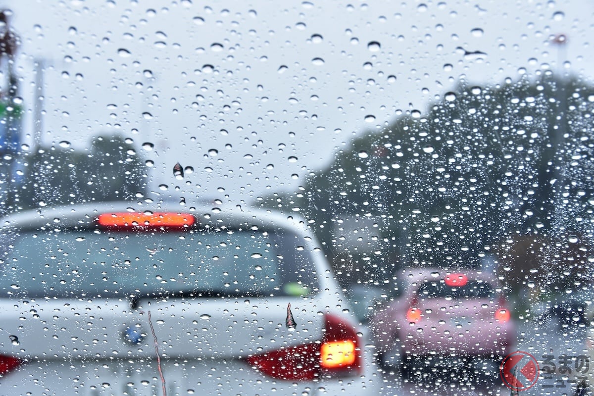 雨の日の運転、何に注意すべき?(画像はイメージ、HiroHiro555/PIXTA)