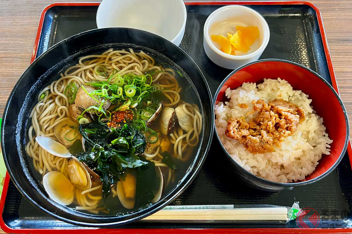「あっさり」とした関西風のあさり入りのそばと、そぼろご飯のセット。優しい味わいが朝の胃袋に染み渡る