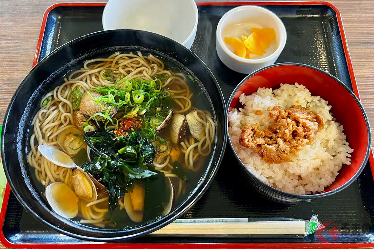 「あっさり」とした関西風のあさり入りのそばと、そぼろご飯のセット。優しい味わいが朝の胃袋に染み渡る