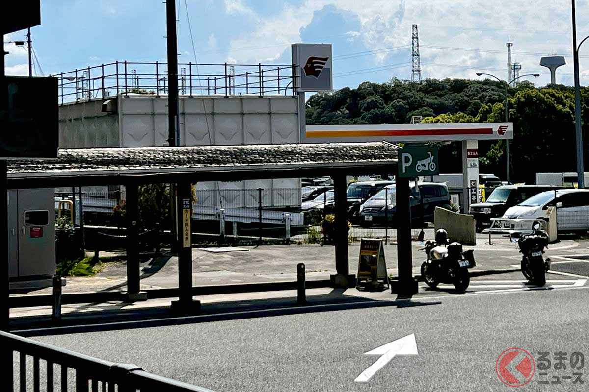 ガソリンスタンドに近い場所に、屋根が設置された2輪専用の駐車スペースが確保されている