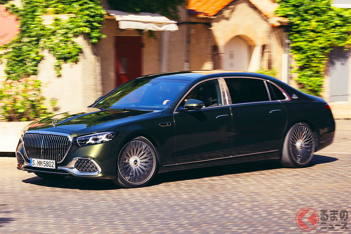 従来より20%大型化され、イルミネーション付きの輪郭や光る「MAYBACH」ロゴを採用して圧倒的な存在感を放つ