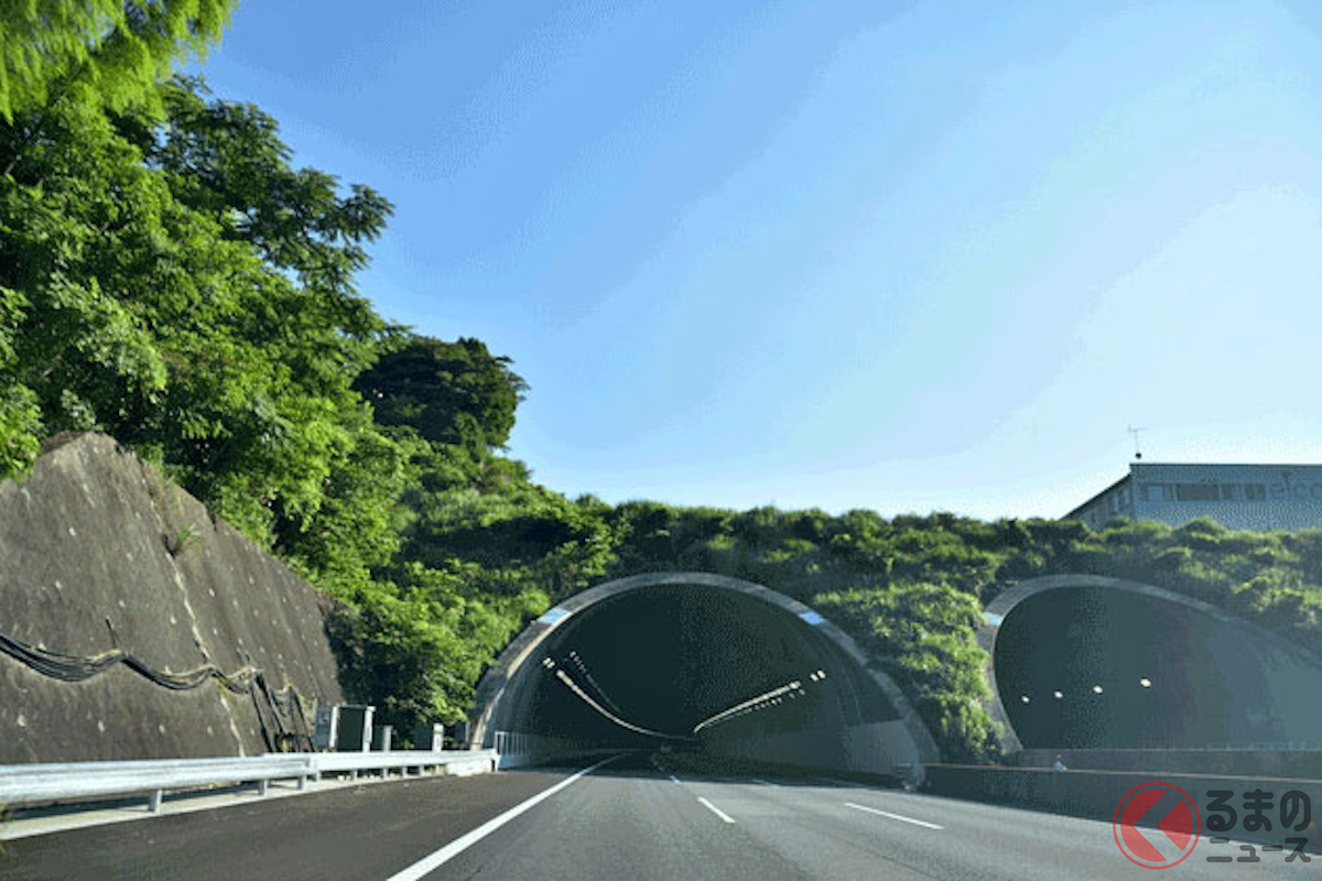 トンネルの入口では暗さや空間が狭く感じられることから無意識のうちに速度低下が起こりやすい