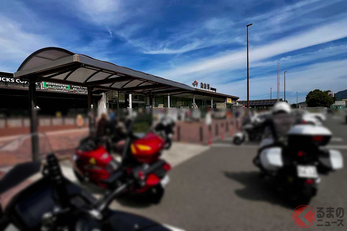 諏訪湖を見渡す高台に位置する「諏訪湖SA」（上り）は、バイクで中央道を走る際の休憩場所としても魅力的。2輪専用の駐車スペースも完備されている