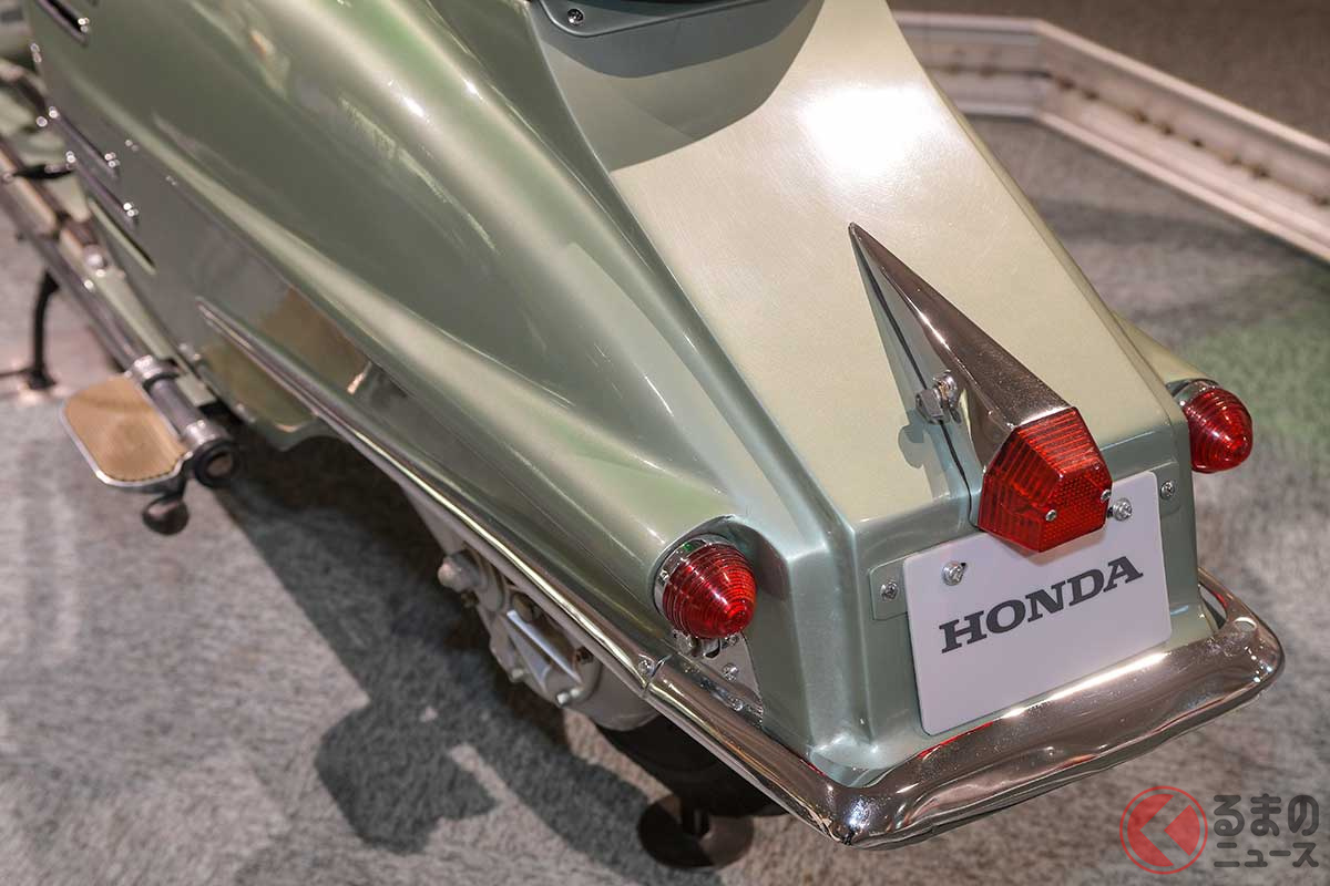 ホンダ初のスクーター「JUNO（ジュノオ）」（1954年）は“二輪乗用車”を目指して開発。そのテールセクションはフィン形状のウインカー部分やアイアンバンパーなど、まさに乗用車的な雰囲気