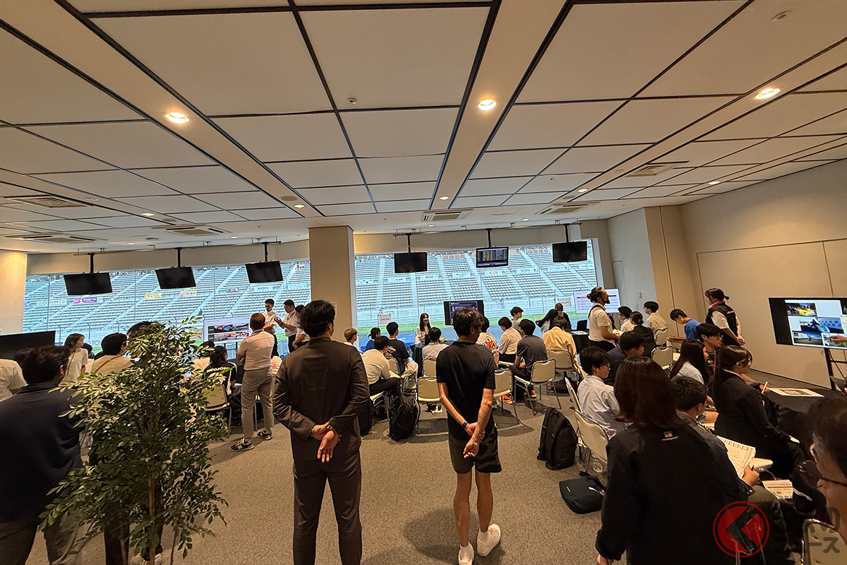 多くの学生や業界関係者がモータースポーツの「おしごと」に熱視線