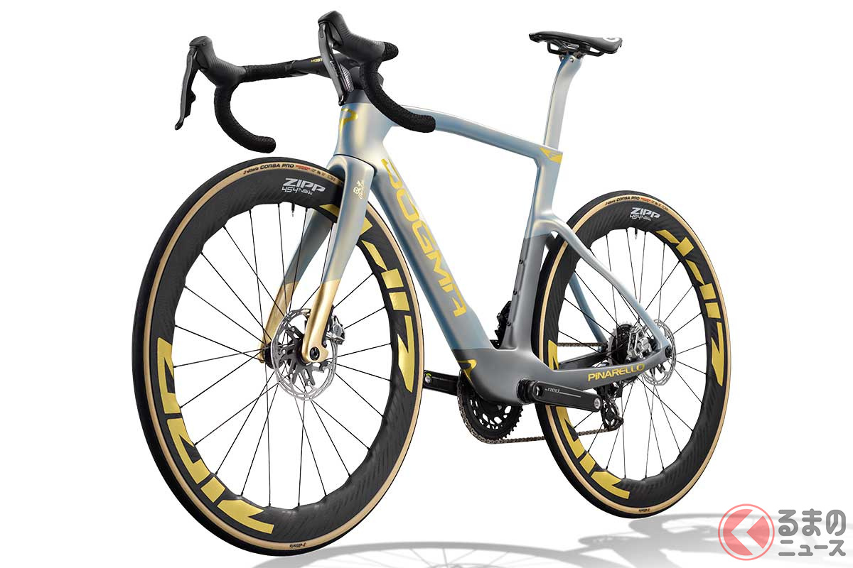 PINARELLO「DOGMA F TEAM PQ3 TDF」カラー:チタン/ルクスター・ベニス。フレーム素材には東レ製TORAYCA M40Xカーボンを採用