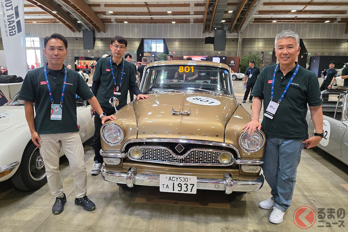 初代クラウンを囲むトヨタのメンバー。右に写るのが清水氏
