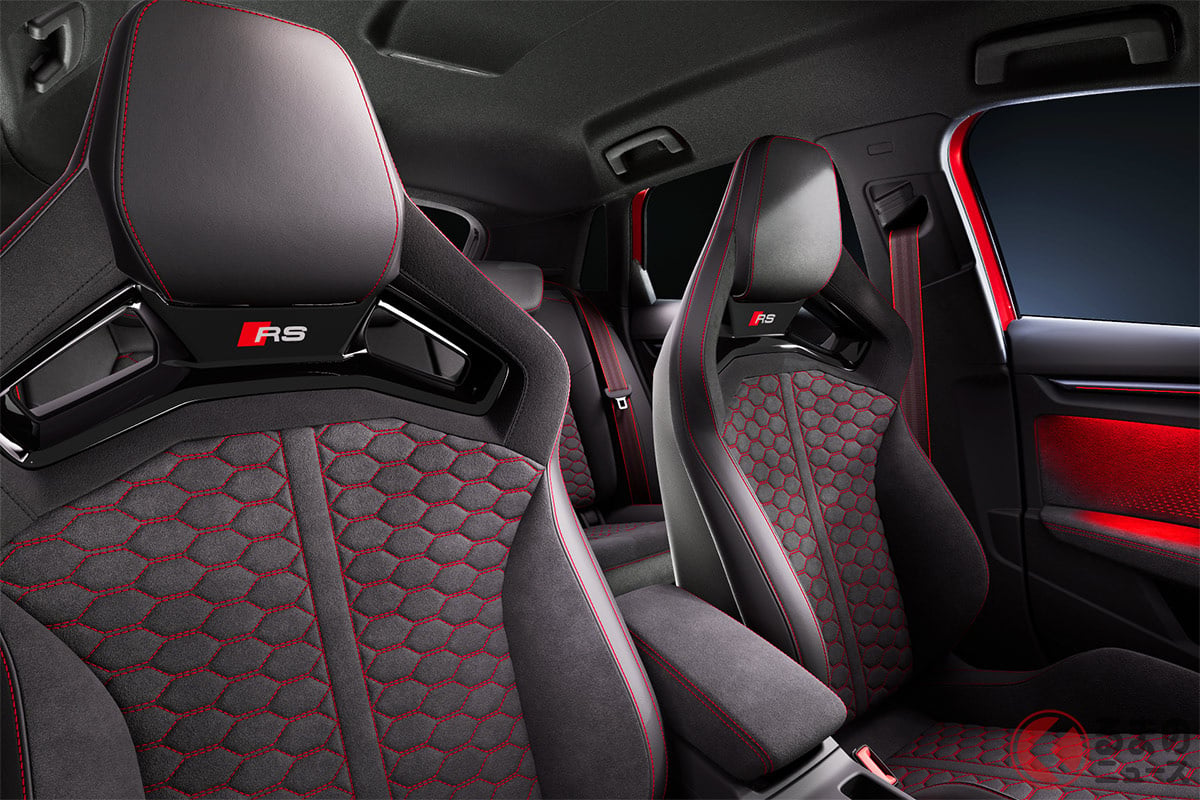 新型「RS 3」のインテリア。スポーツシートを採用し、走りを意識した精悍な空間に仕上げられています