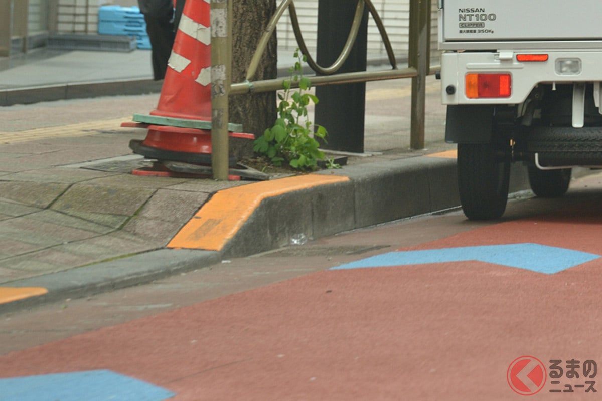 公道で見かける「黄色い縁石」の意味は?
