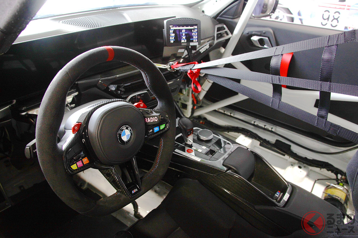 室内にはSabelt GT-AMの固定式セーフティシートを装備。レーシングカーらしい本格的なコクピットです