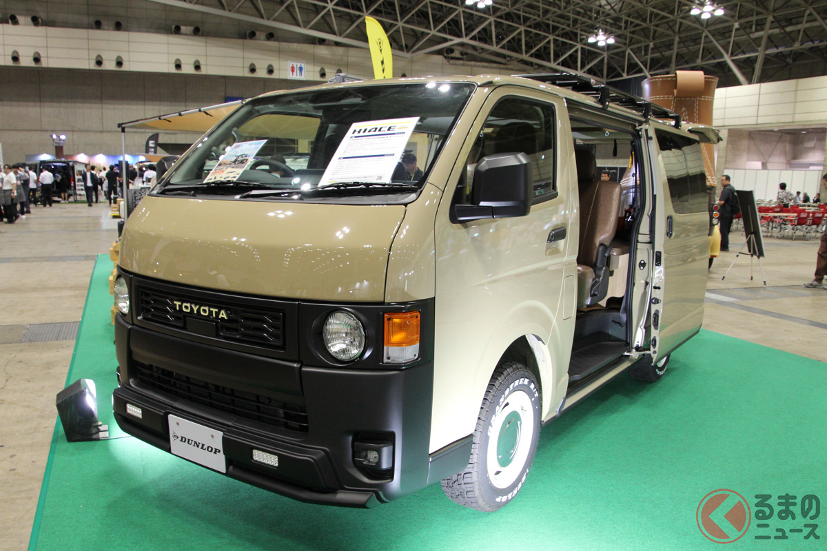 ブースに展示されたハイエース。ダンロップ初となるラギッドテレーンタイヤの「グラントレック R/T01」が足元を飾る