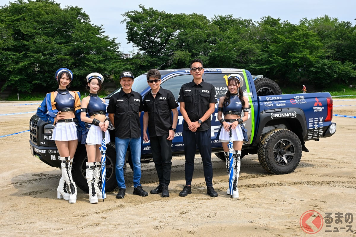 「FLEX SHOW AIKAWA Racing with TOYO TIRES」の哀川翔総監督とドライバーの川畑真人選手、ラリー仕様の三菱・トライトン