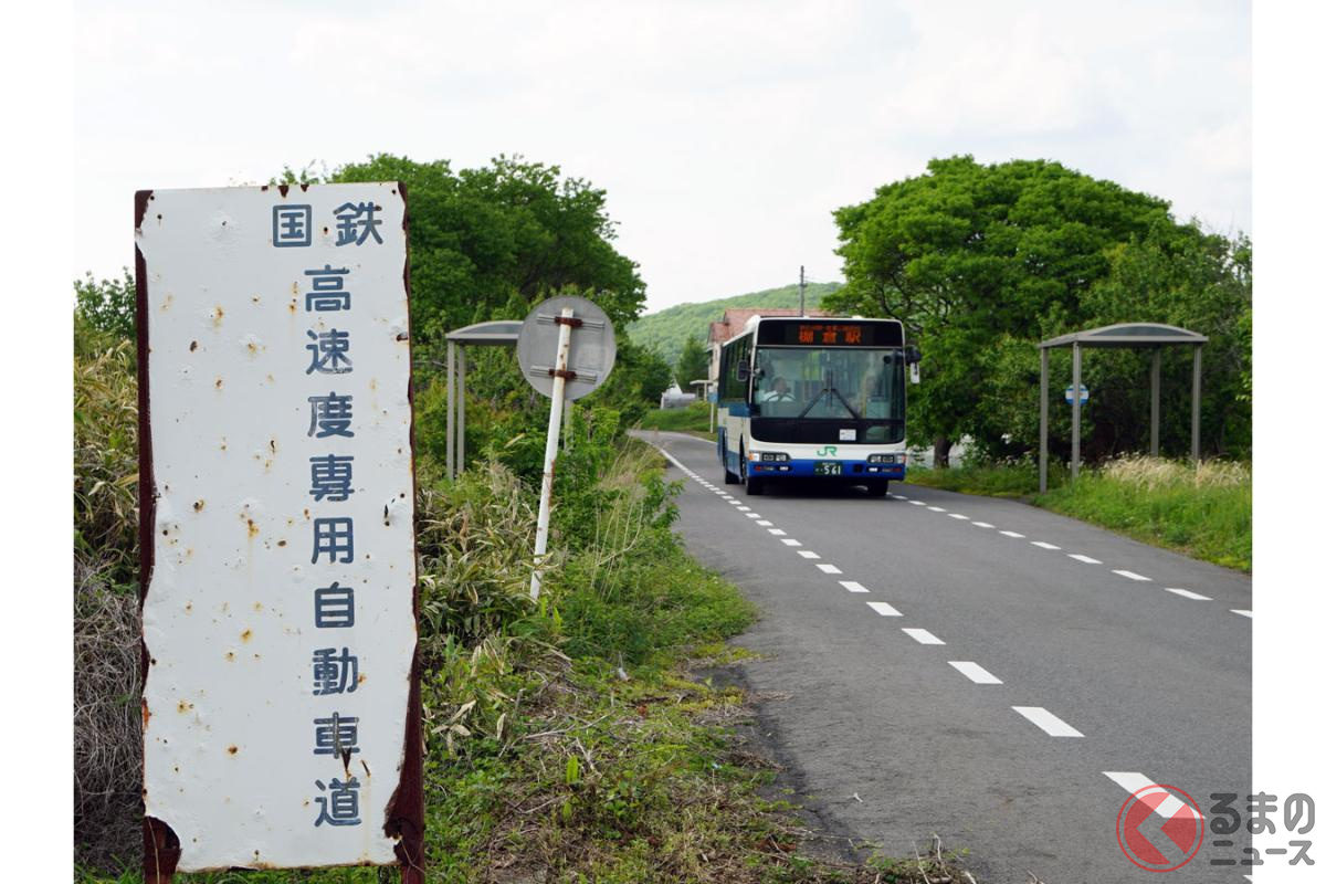 古関バス停に到着する磐城棚倉行きバス。看板には「国鉄高速度専用自動車道」の文字が残る。(写真:遠藤イヅル撮影)