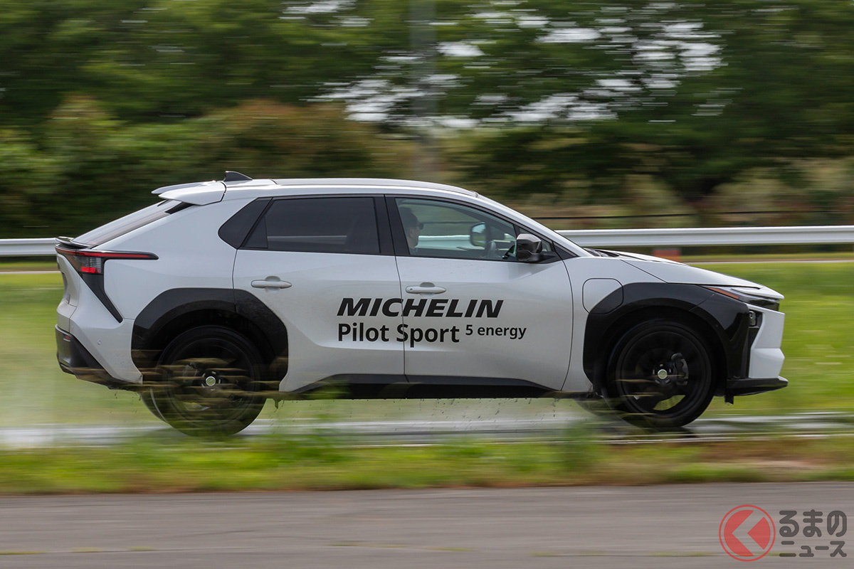 「パイロットスポーツ5エナジー」を履いたトヨタ「bZ4X」。同じコースで「パイロットスポーツ4 SUV」と比較試乗(タイヤサイズはいずれも235/50R20)