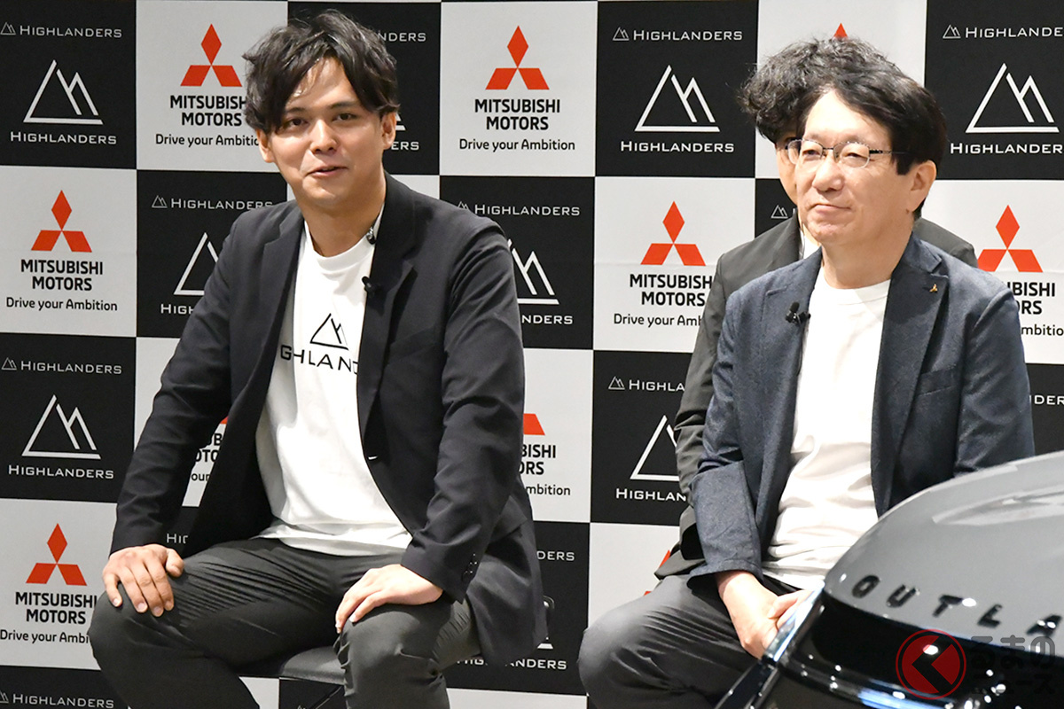 Highlanders社CEOの増岡氏(左)が「私も増岡という名前ですので」と、チーム三菱ラリーアートの総監督を務めるラリードライバーの増岡氏と同じ名前であることを話し、三菱の加藤CEO(右)と共に会場が笑顔に包まれる場面も
