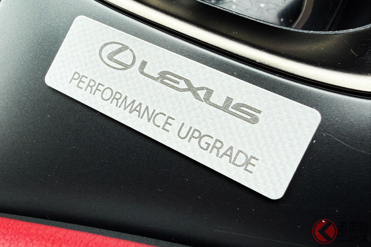 「NX Performance Upgrade Refine」を施工したモデルにはセンターコンソールにプレートが付与される