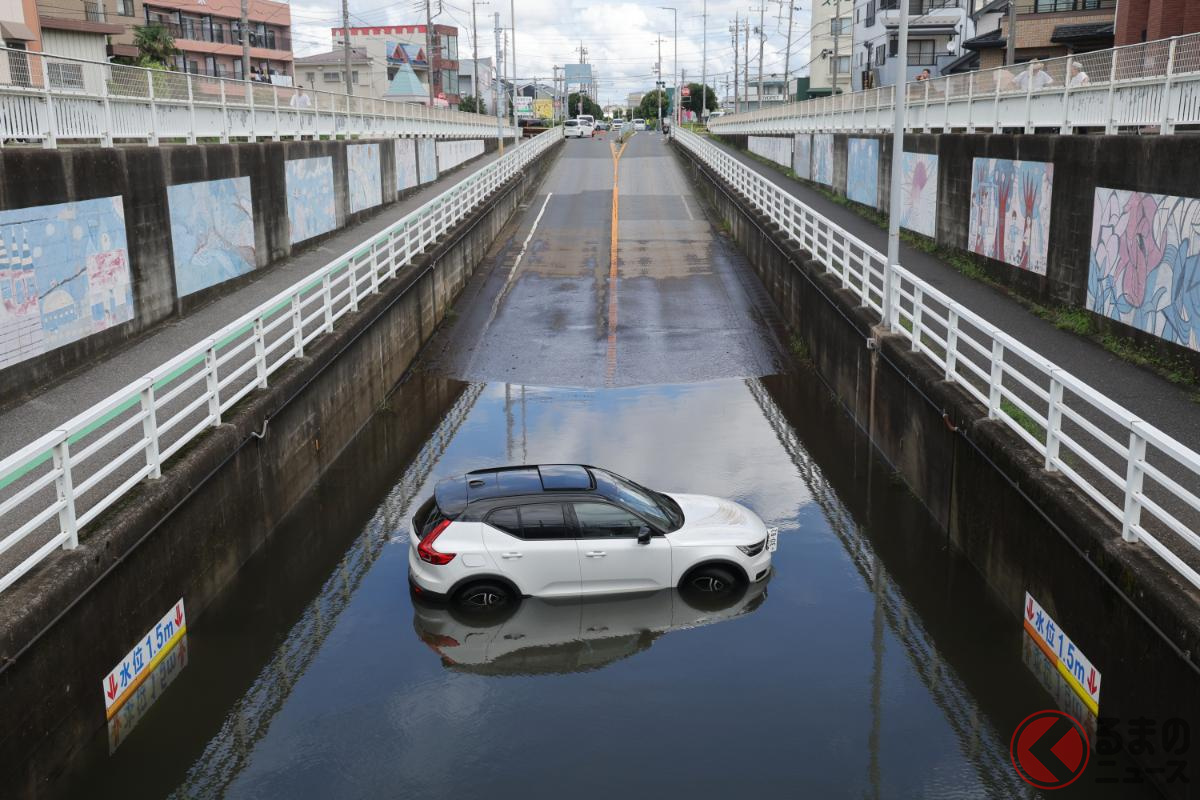 アンダーパスなどは冠水しやすいため注意が必要（Photo：時事通信フォト／ 京成松戸線の下を通るアンダーパスが冠水し、水没した車＝１４日午前、千葉県鎌ケ谷市）