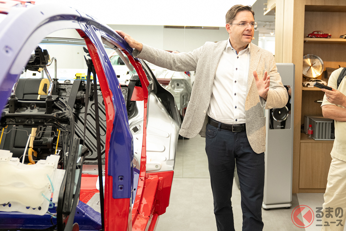 新型「CLA」発表にあわせ来日したメルセデス・ベンツ グループAG 研究開発部門 パッシブセーフティ シニアエンジニア クリスティアン・グルーグラー氏(セーフティ担当)と、新型「CLA」のカットボディ