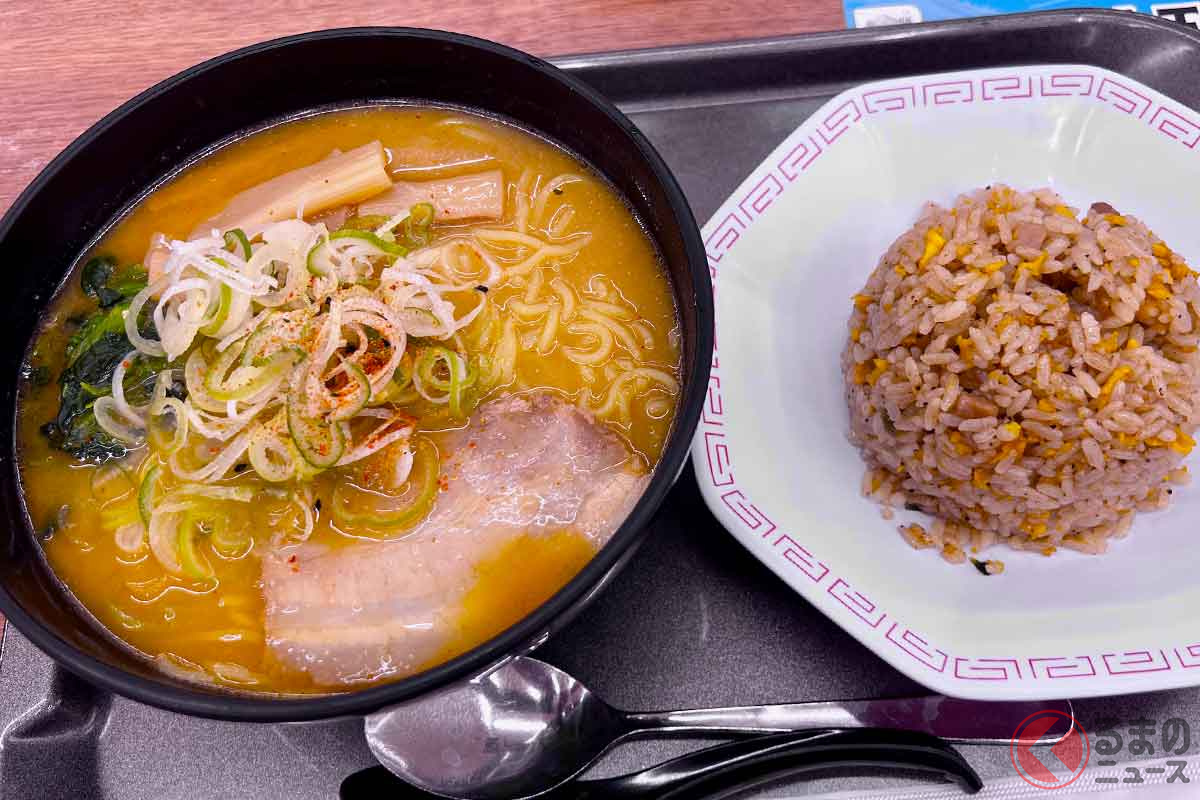 上信越自動車道「東部湯の丸SA」(上り)で実食した「信州味噌のラーメン チャーハンセット」(1350円)。ラーメンも炒飯も、満足できるクオリティだった