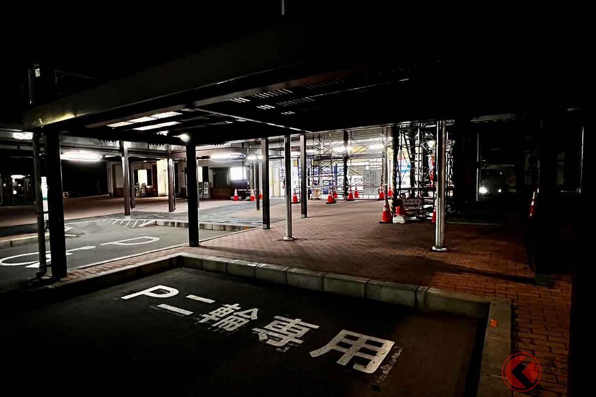広くはないが、屋根が設置された2輪専用の駐車スペースも備わっている