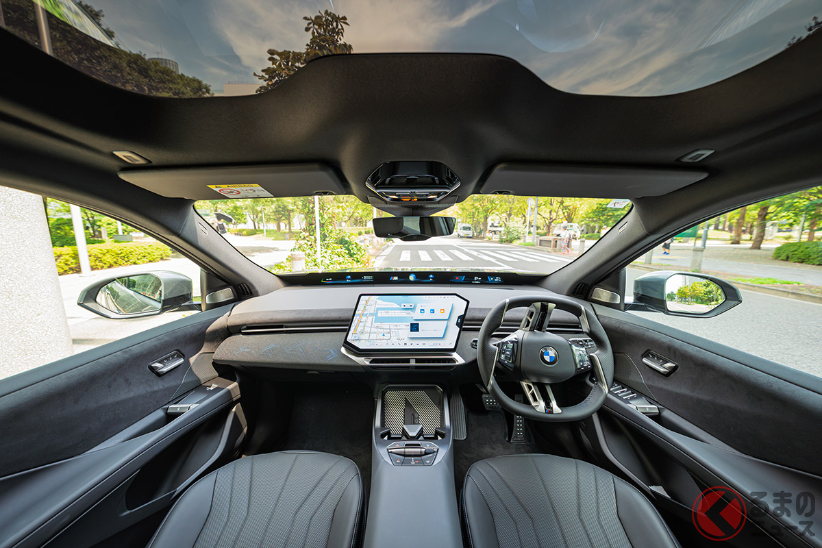 インテリアには、幅約110cmの横長表示エリアを持つ「BMWパノラミック・ビジョン」を採用