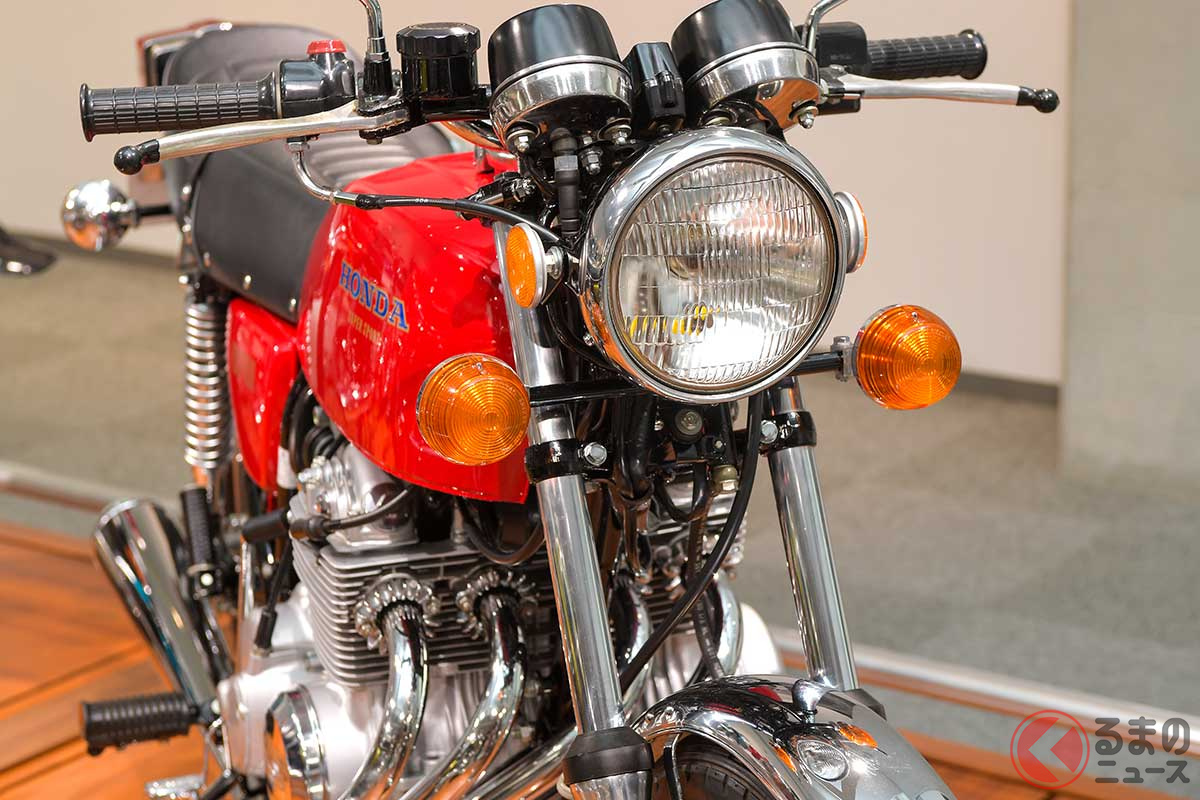 ホンダ「CB400 FOUR」（1974年型）幅のある迫力の4気筒エンジンを搭載しながら、全幅は705mmとスリムな車体。ハンドル幅の狭さが際立っている