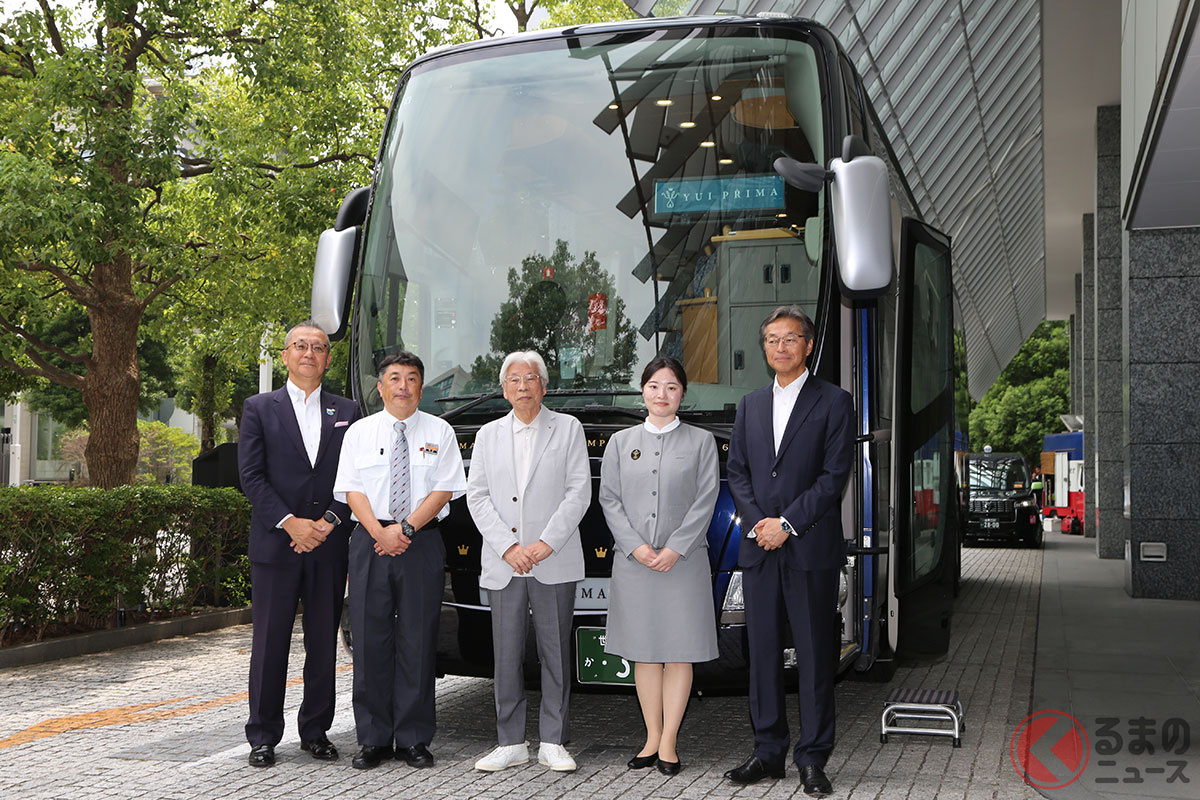 左から東急バスの古川社長、「真結」の乗務を担当する東急バスの運転士さん、水戸岡氏、「真結」の乗務を担当する神姫バスのコンシェルジュ、神姫バスの長尾社長