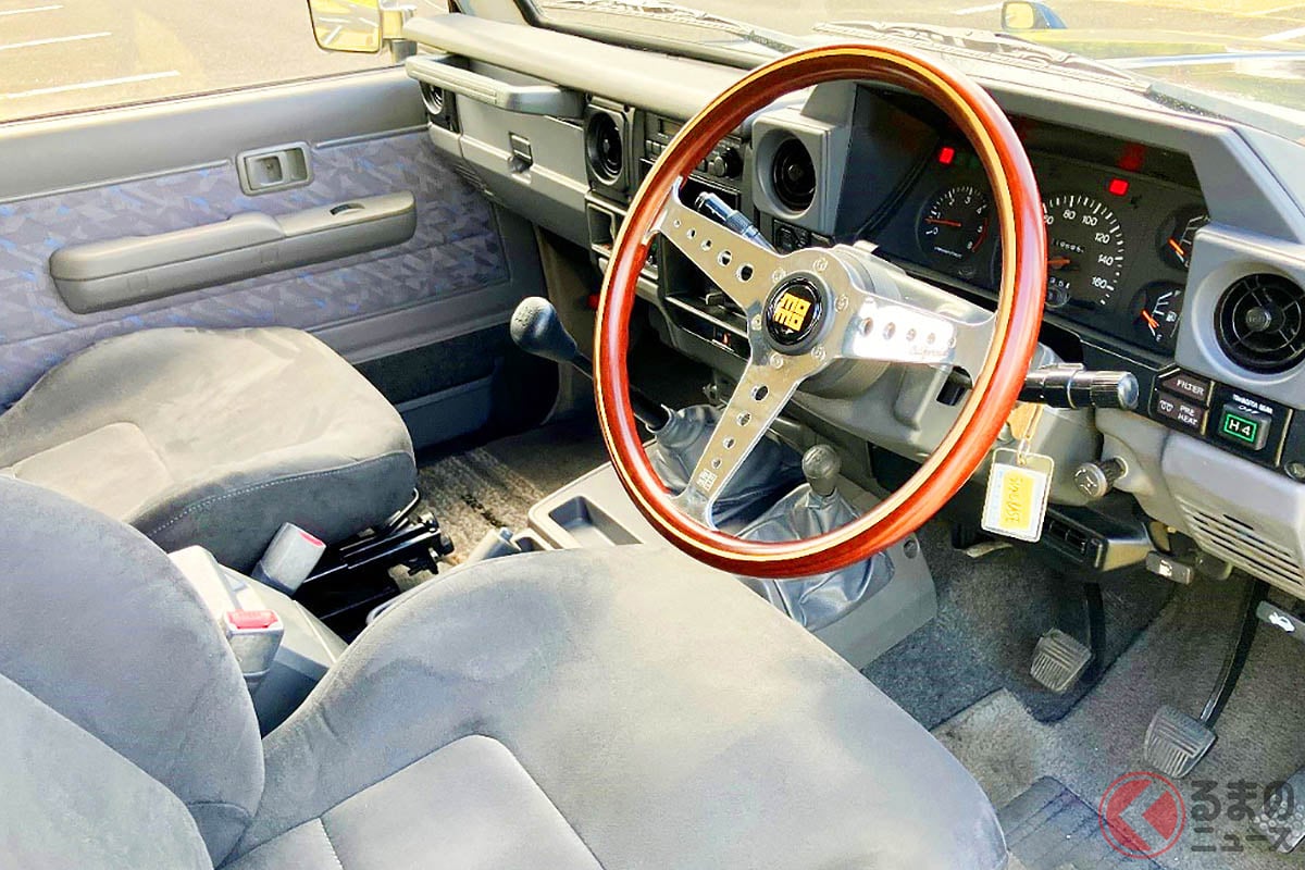 レトロな雰囲気のトヨタ「ランドクルーザー”70”」