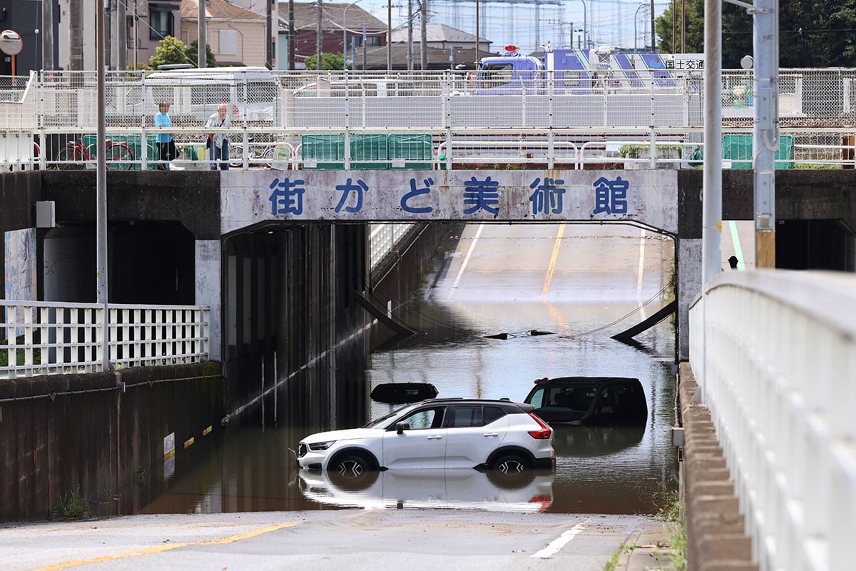 冠水した「丸山アンダーパス」［千葉大雨／冠水したアンダーパス・京成松戸線のアンダーパスが冠水し、水没した車＝１４日、千葉県鎌ケ谷市／Photo：時事］
