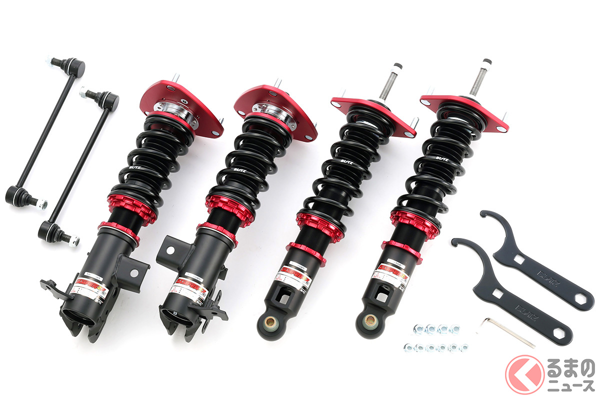 3台のデモカーにはブリッツの車高調整式サスペンション「DAMPER ZZ-R」が備わっている