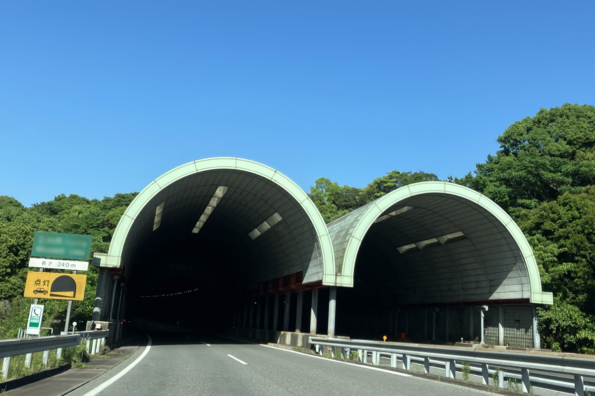 トンネルの入口では暗さや空間が狭く感じられることから無意識のうちに速度低下が起こりやすい（画像はイメージ、PhotoAC）