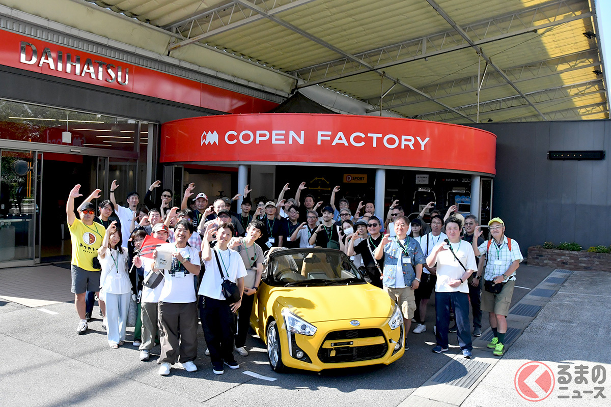 最終生産のコペンと、今回イベントに参加した全国各地から集まったオーナーの皆さんとコペンファクトリーの前で記念撮影