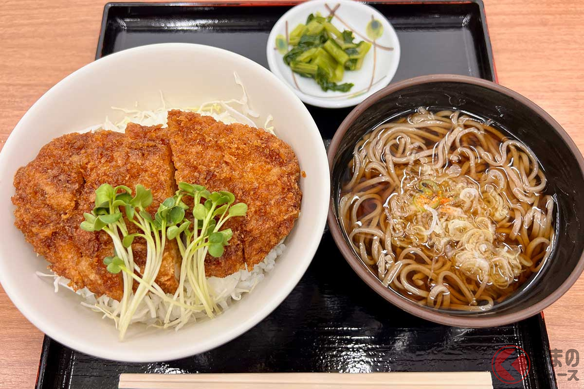 長野自動車道「梓川SA」(上り)のフードコートで注文した「ソースカツ丼セット」(1350円)。野沢菜の存在も嬉しい。ライス大盛りは1550円