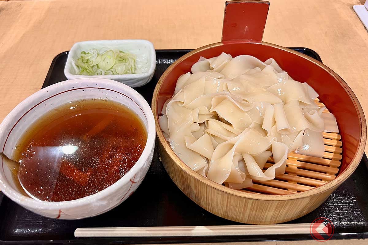 中央道「EXPASA談合坂」(下り)のフードコートで、「麺工房」のメニューに「つけ麺ほうとう」(1100円)を発見。幅広の麺をきのこやごぼうが入ったあっさり味のつゆで楽しむスタイルだった