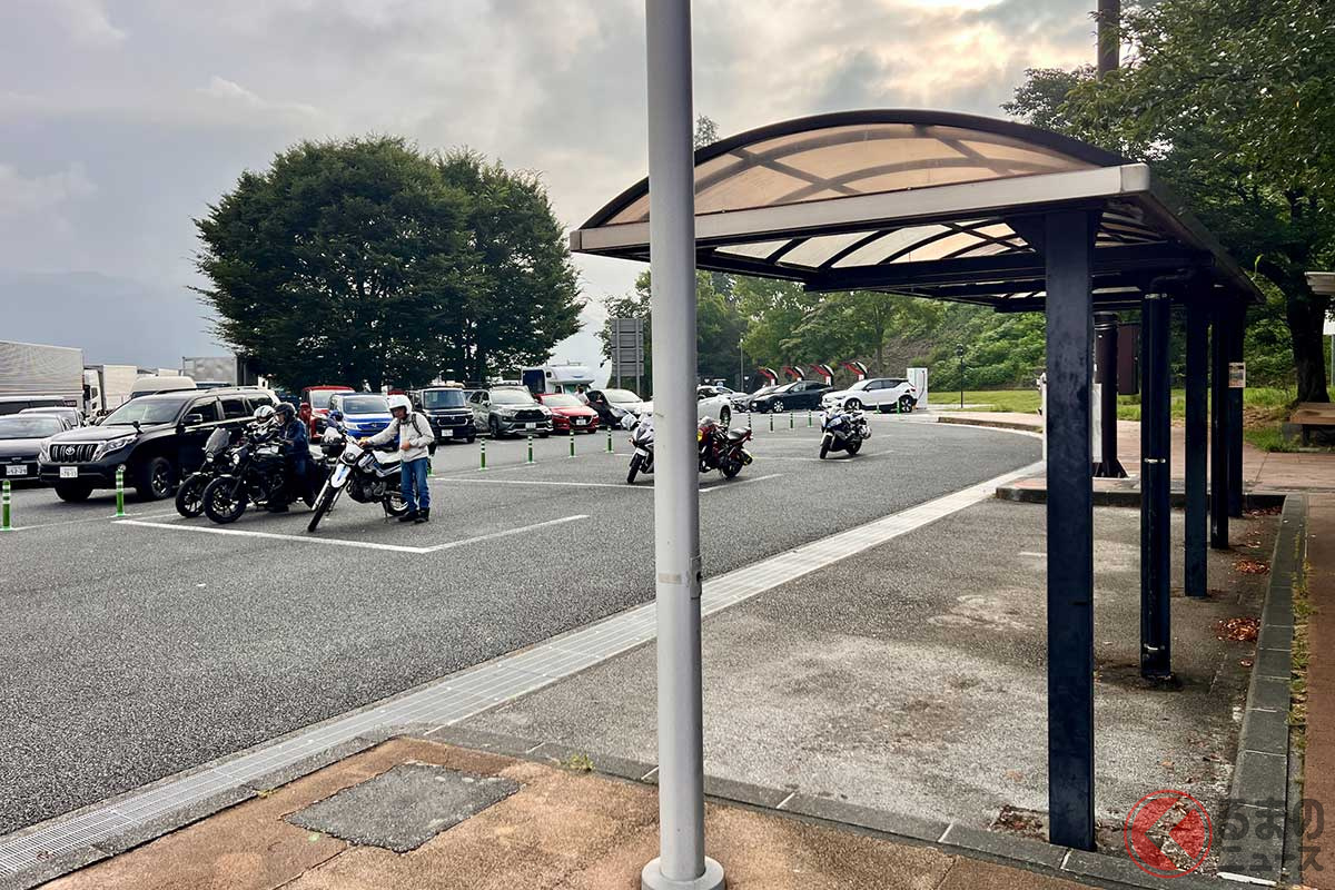 バイクの利用者も多い施設だけに、2輪専用の駐車スペースは屋根が設置された駐車スペース以外にも確保されているのが嬉しいところ
