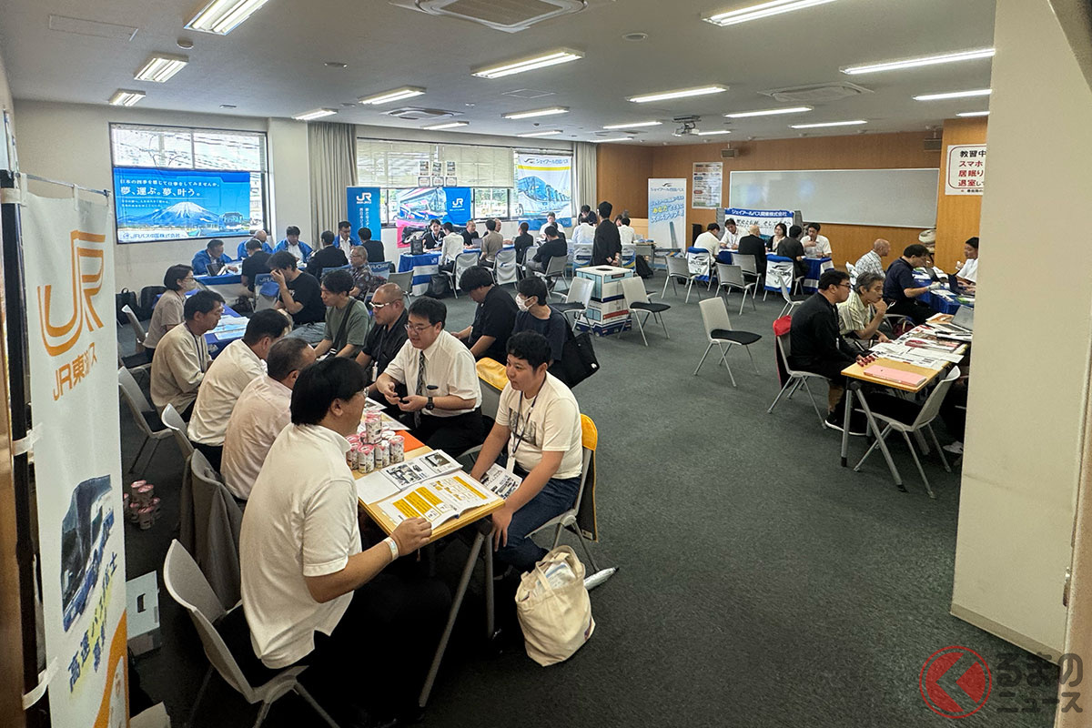 各社のブースで熱心に話を聞く参加者