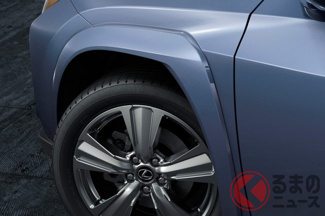 新車521万円のレクサス「ちいさい高級SUV」がスゴい！ 上品シルバー