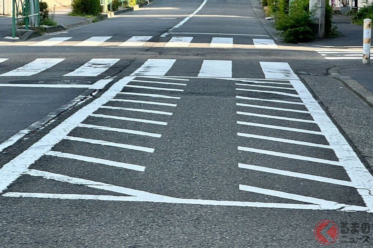 道路に描かれた「謎の斜線ゾーン」通っていいの!?