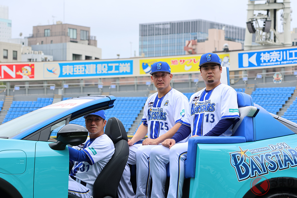 新型リリーフカーに乗り込んだ横浜DeNAベイスターズ（左から）相川亮二監督、筒香嘉智選手、伊勢大夢投手