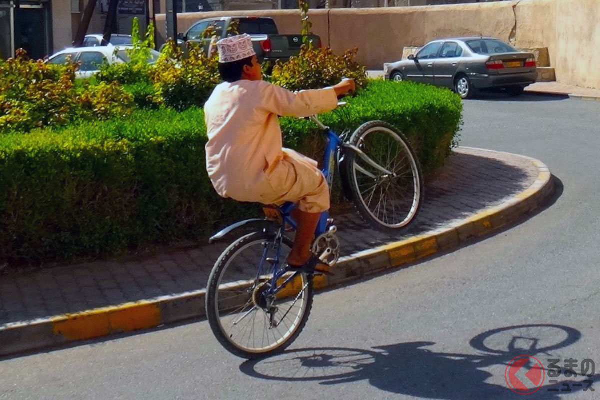 自転車ウイリー走行のイメージ(画像:Lisa / PIXTA(ピクスタ)・画像はイメージです・本件とは無関係です)