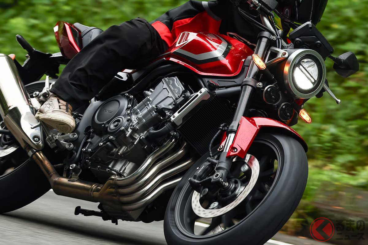 ホンダ新型「CB400 SUPER FOUR E-Clutch」に試乗する筆者(青木タカオ)